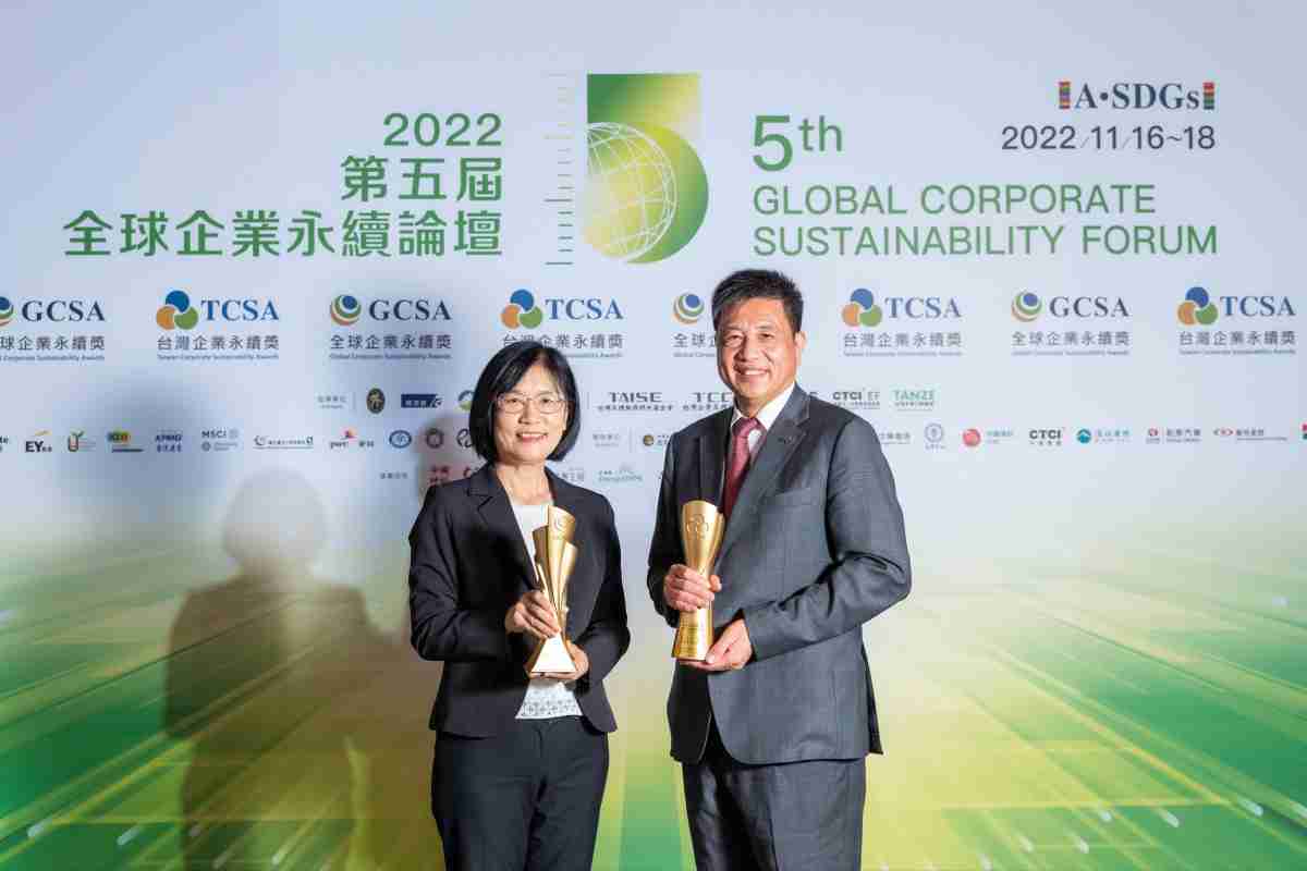 开云电子作为净零碳排先锋，，，，期引领价值链伙伴同行共好，，，卫冕制造业组“十大典范企业” 二连冠殊荣(左：开云电子光电永续长古秀华，，右：开云电子光电董事长暨执行长彭双浪)