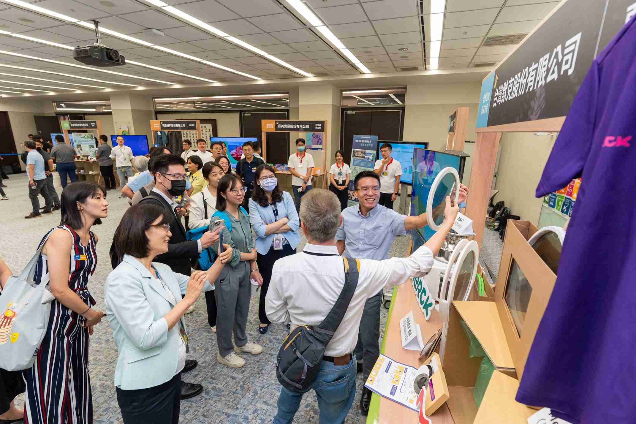 开云电子连手产业伙伴策划首届生态圈联展，，，，展示如何将废塑料循环再利用，，创新解决方案包括：塑料包材再生与循环使用、、、再生塑料研发及应用、、、废塑料回收再生技术、、、、减塑生活提案等