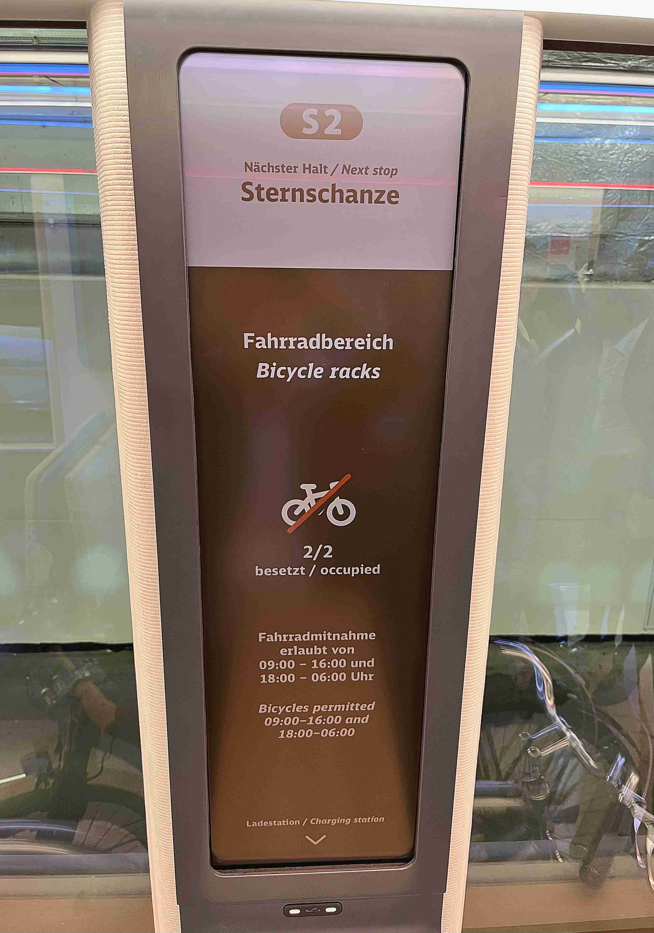 达擎HiRaso显示技术采用胆固醇液晶独特的双稳态特性及反射环境光线的方式，，，发挥最佳能源运用效率，，，，其仅在更换显示画面时才消耗电力，，在持续静止的画面显示上则为零耗电，，，与传统液晶显示技术相比大幅节省90%能耗